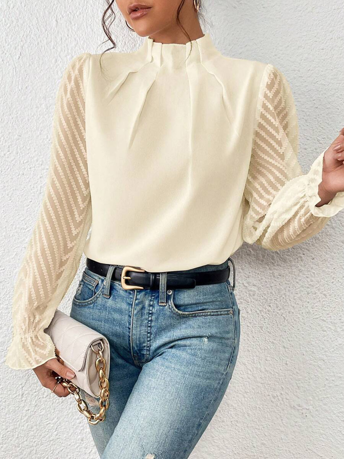 Blusa con cuello alto y mangas con volantes