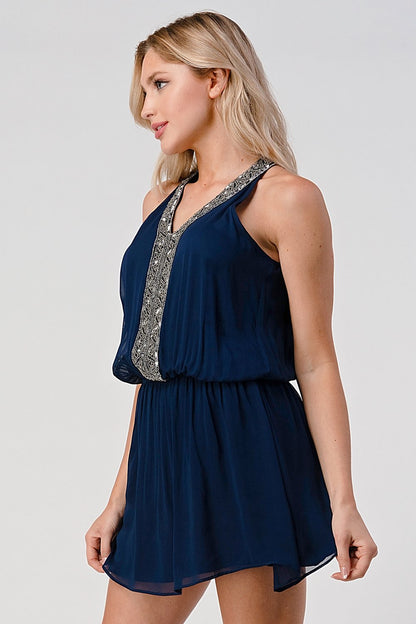 Mini-robe sans manches pour femme avec décolleté orné