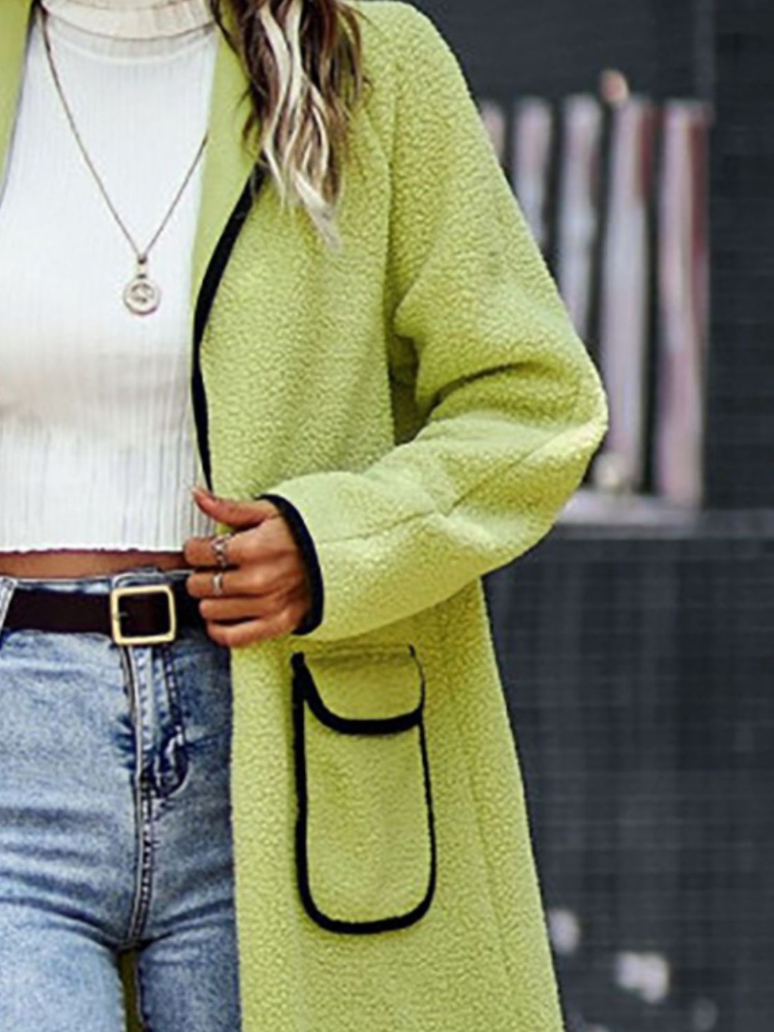 Manteau à manches longues avec bordure contrastée et poches