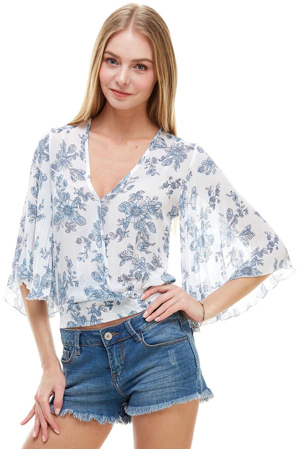 TOP FLORAL DE MANGA LARGA CON SOBREPELLEZ