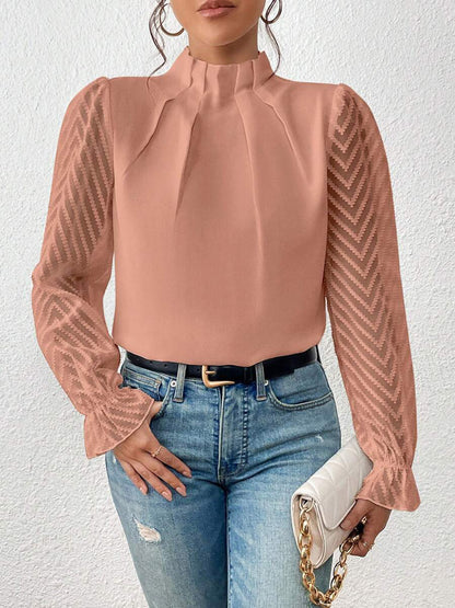 Blusa con cuello alto y mangas con volantes