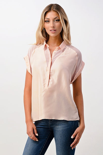 Blusa de satén con botones y mangas enrolladas