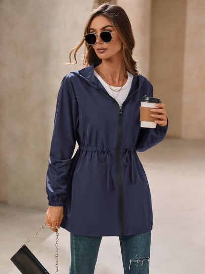 Chaqueta cortavientos impermeable de manga larga con capucha para exteriores de Ivy Lane