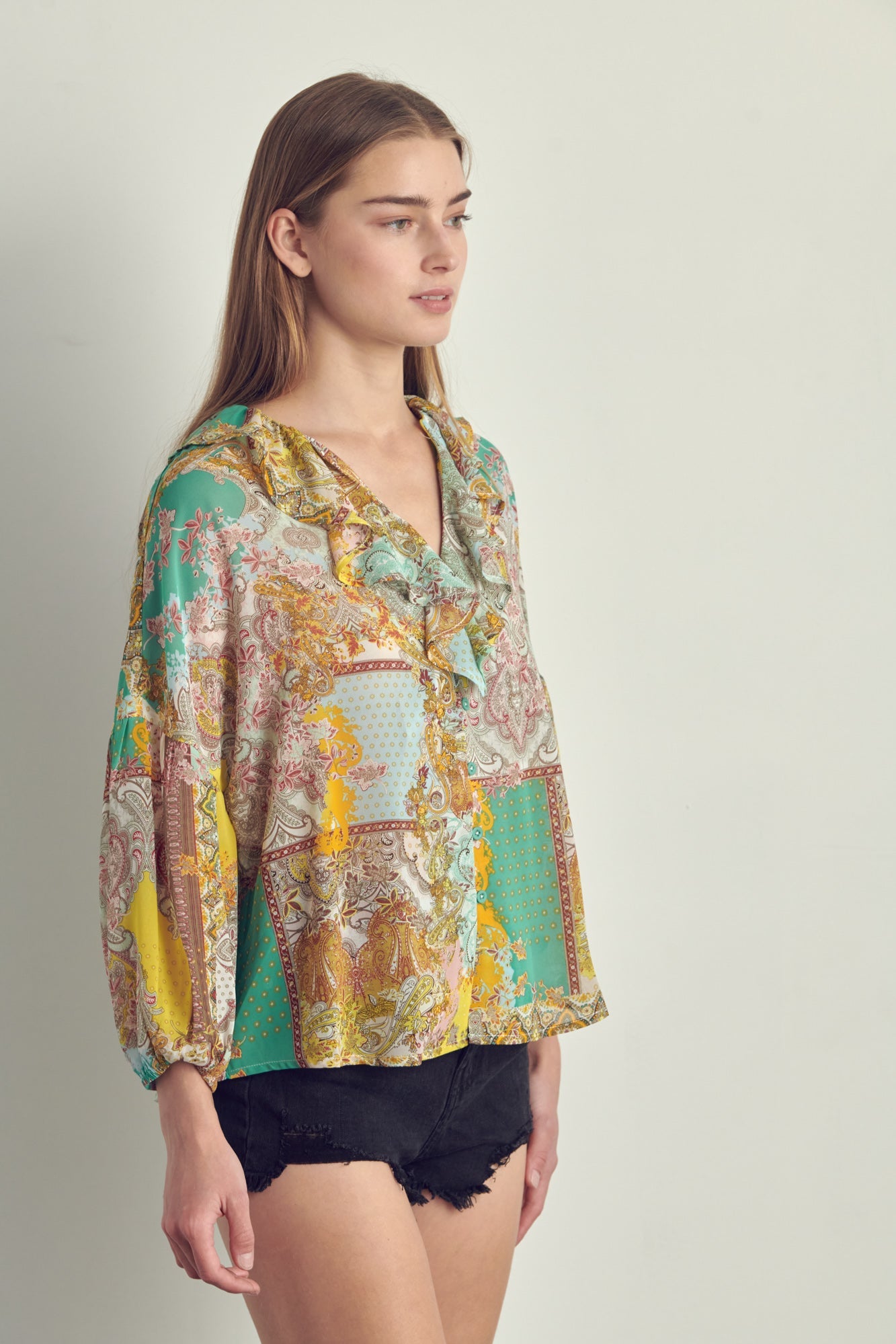 Blusa de patchwork con cuello en V y volantes