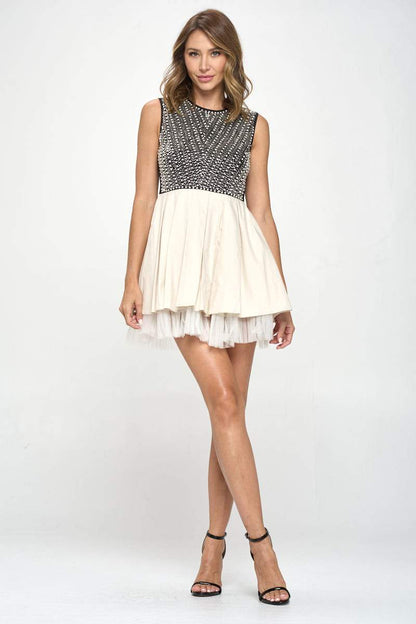 Vestido con falda de tul y corpiño adornado: elegancia contundente