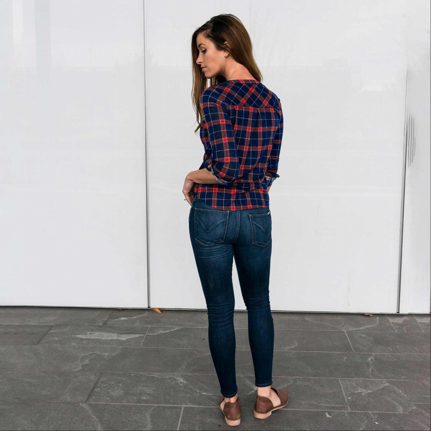 Blusa a cuadros con volantes en la parte delantera