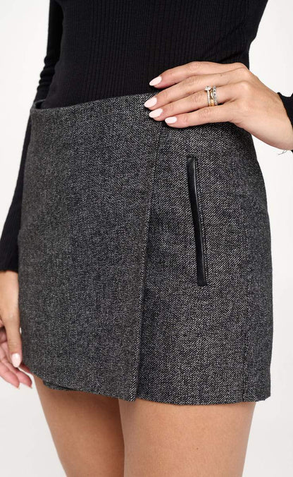 Mini-jupe portefeuille asymétrique avec bordure en similicuir