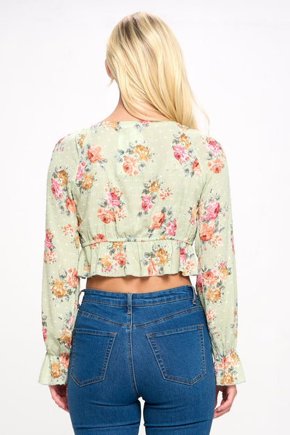 Top corto bohemio con lazo frontal y detalles de volantes