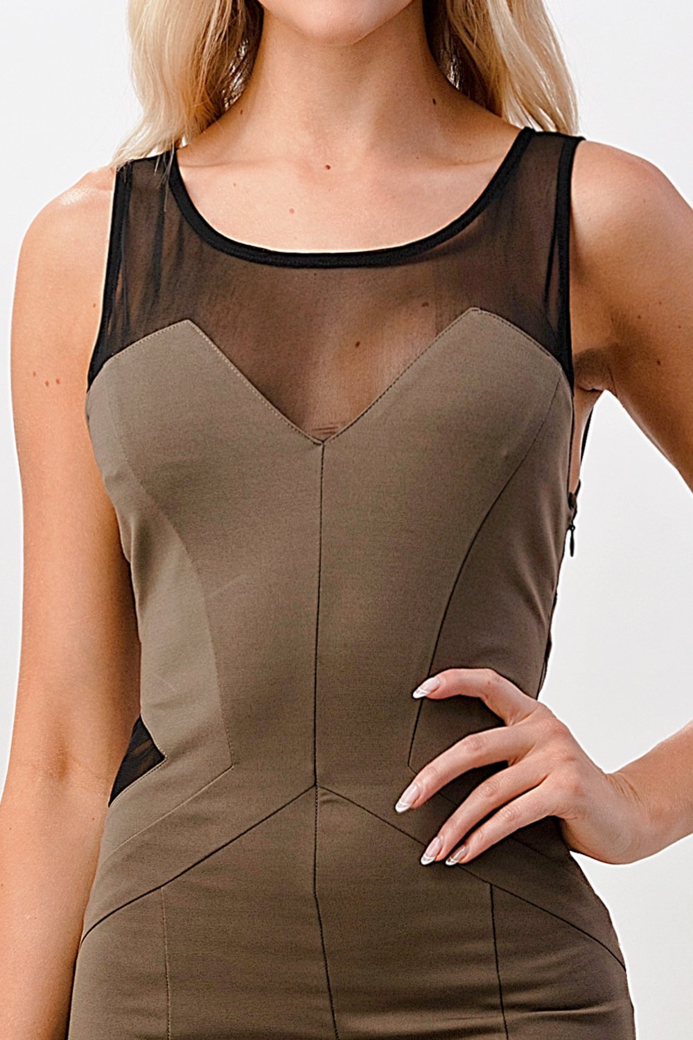 Vestido ajustado con inserción de malla: elegante y con estilo