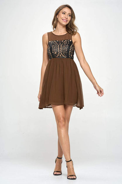 Robe ajustée et évasée sans manches découpée au laser pour femme