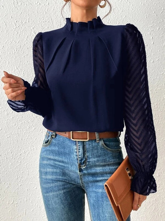 Blusa con cuello alto y mangas con volantes