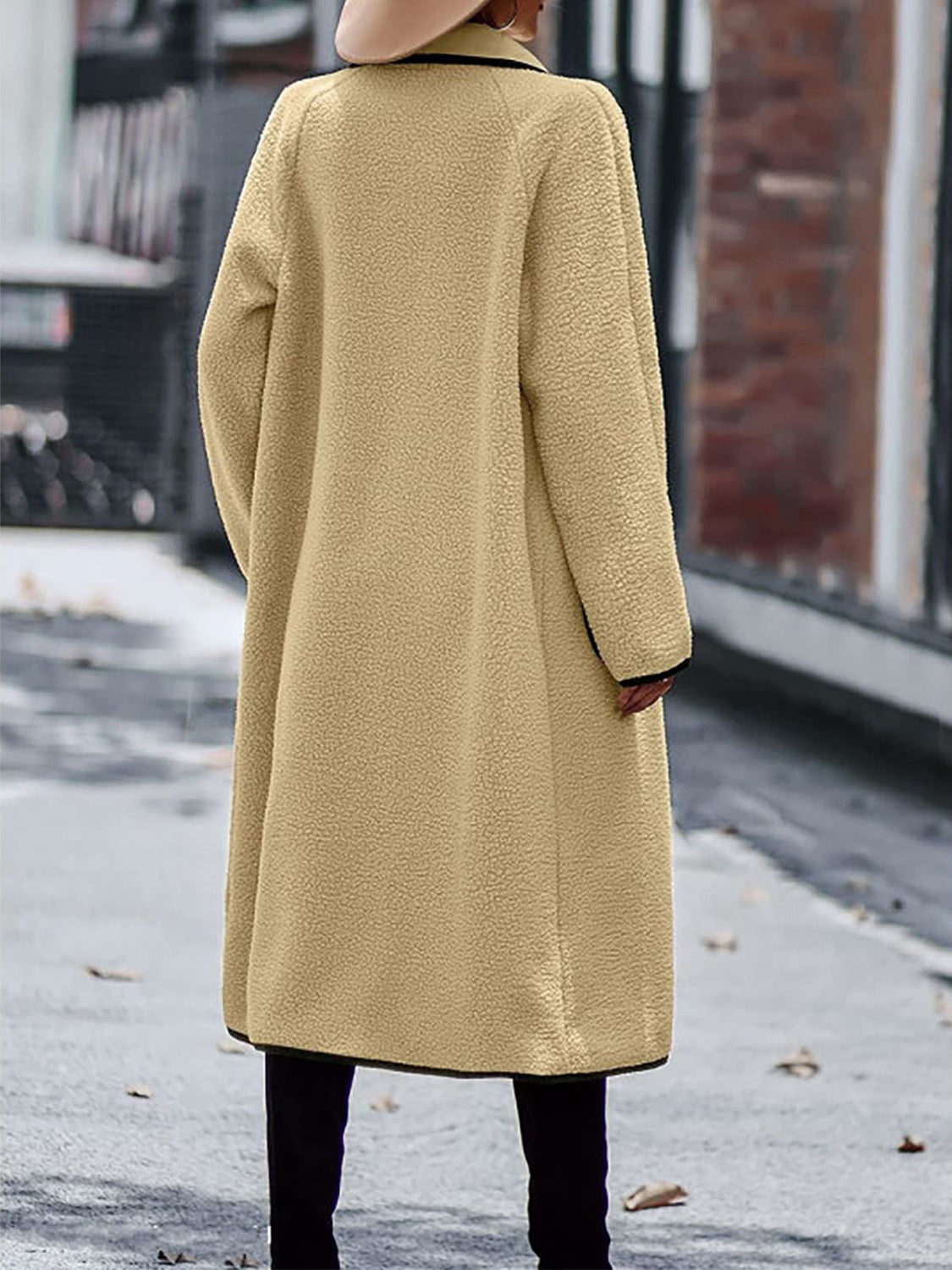 Manteau à manches longues avec bordure contrastée et poches