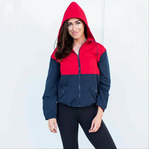 CHAQUETA CORTAVIENTOS CON CAPUCHA Y BLOQUES DE COLOR ACTIVO