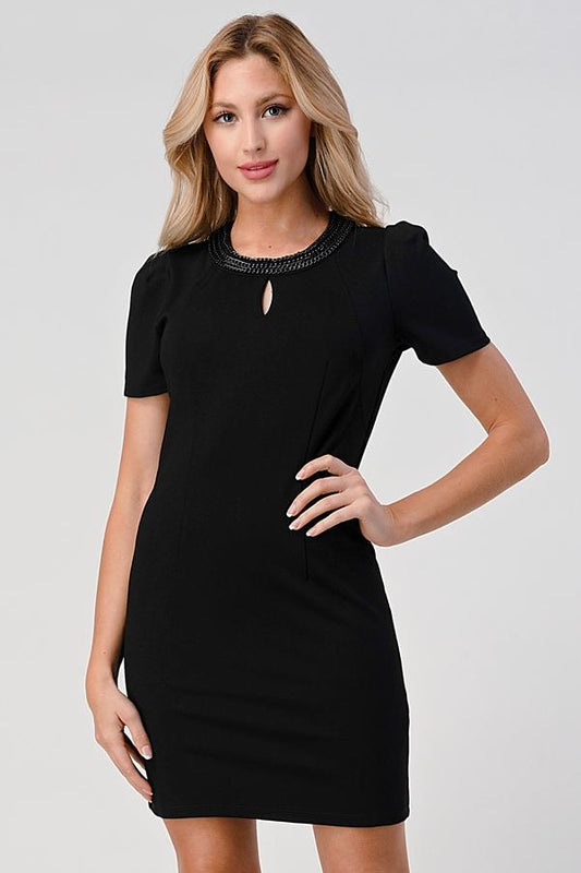 Robe trou de serrure à décolleté perlé