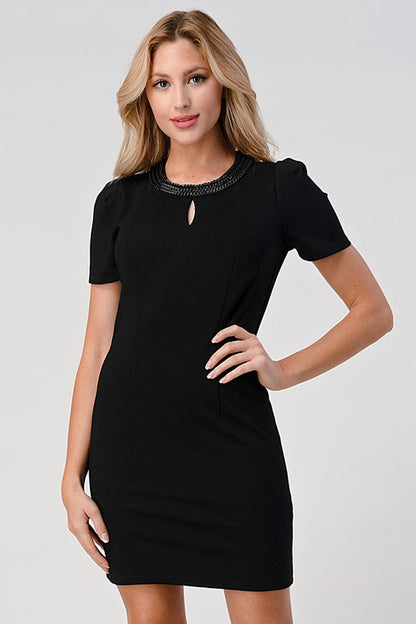 Vestido con escote de cuentas y abertura en la boca