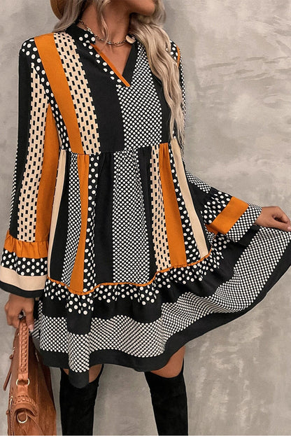 Vestido mini con cuello en V, volantes y estampado de lunares a rayas negras