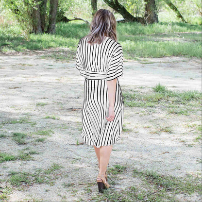 Robe rayée à col en V