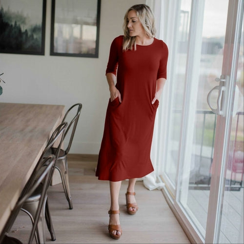 Vestido cuadrado de largo medio con bolsillos laterales