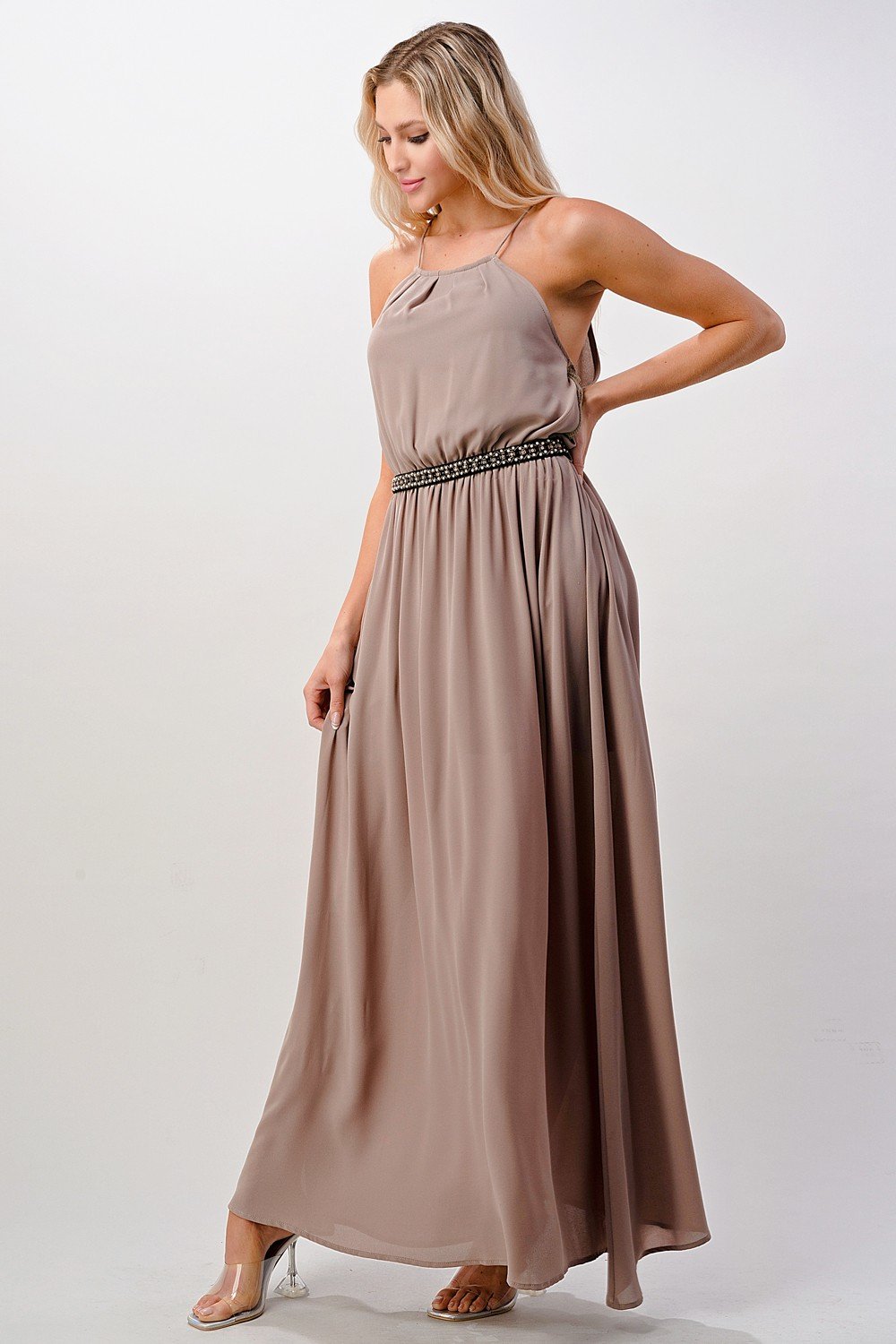 Vestido largo con cuello halter y detalle de cuentas en la cintura