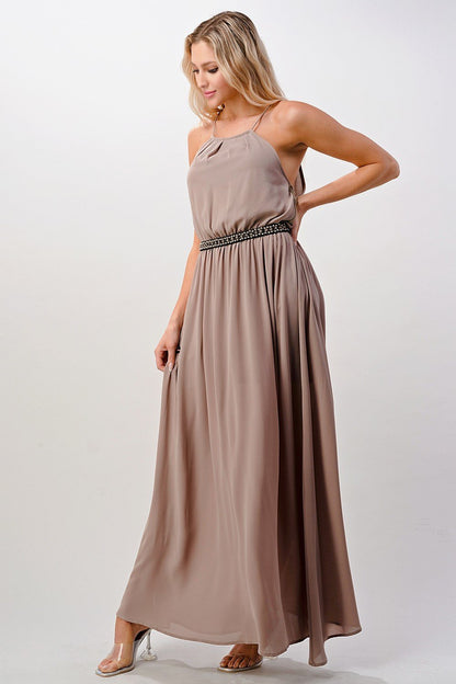 Vestido largo con cuello halter y detalle de cuentas en la cintura