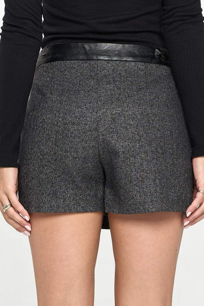 Mini-jupe portefeuille asymétrique avec bordure en similicuir