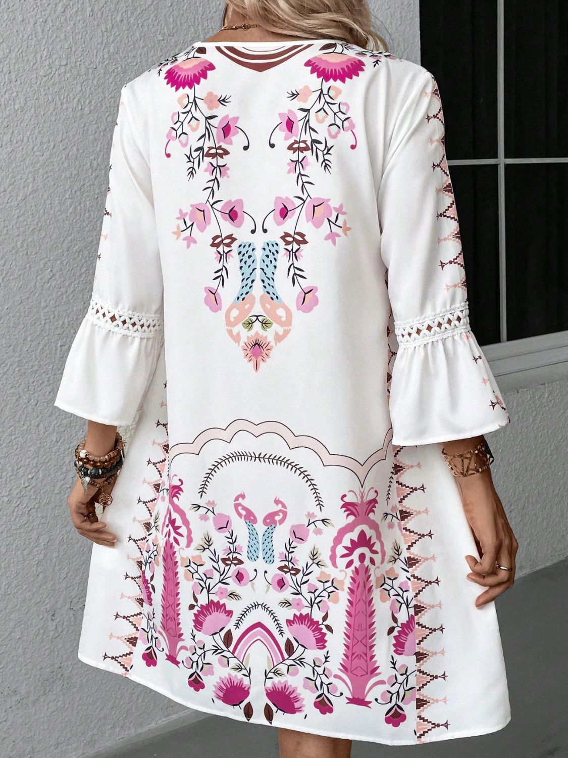 Vestido de manga tres cuartos con estampado de detalles de encaje