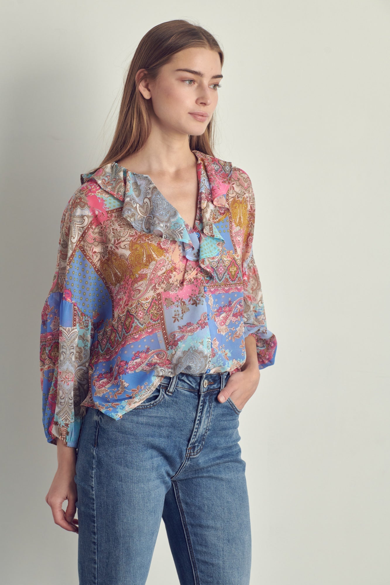 Blusa de patchwork con cuello en V y volantes