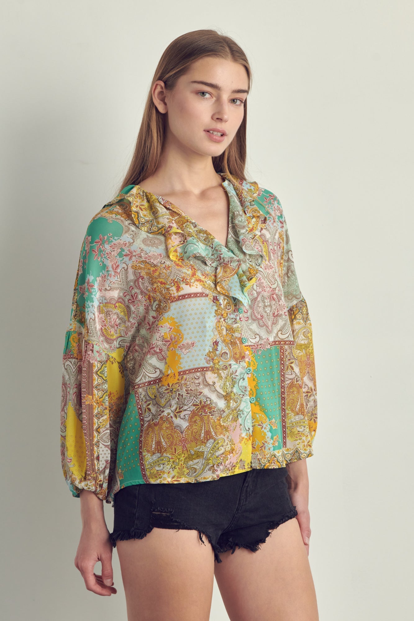 Blusa de patchwork con cuello en V y volantes