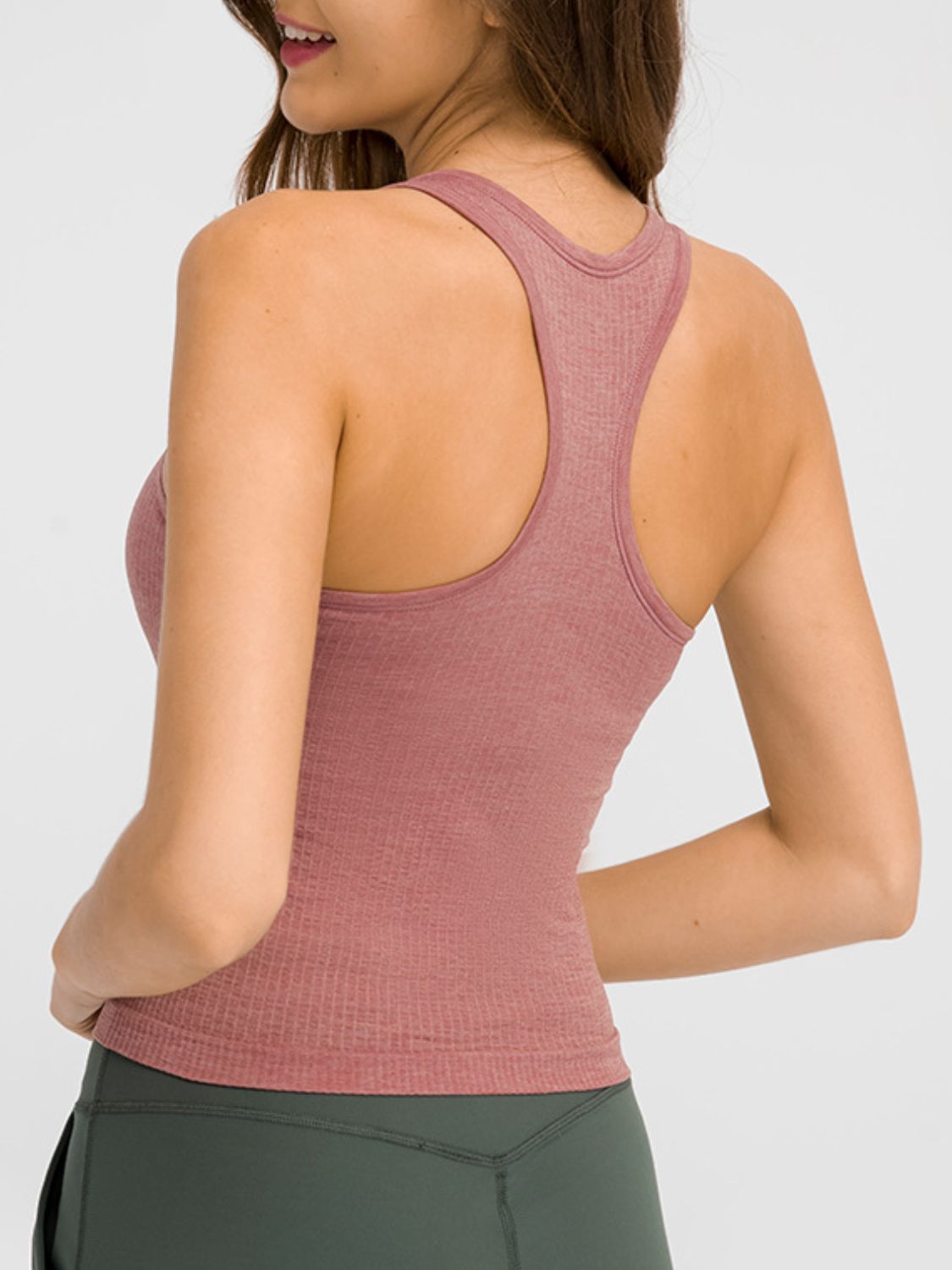 Camiseta deportiva con cuello redondo y espalda cruzada