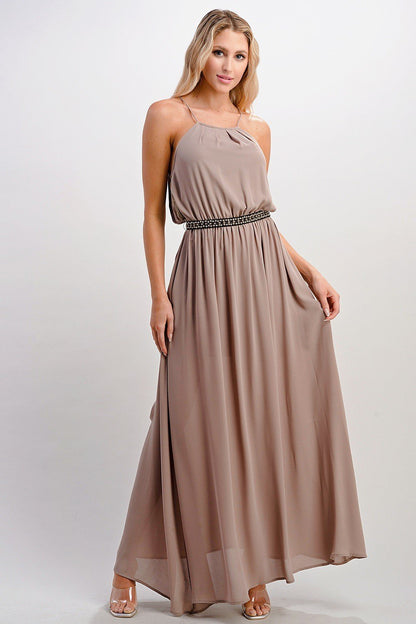Vestido largo con cuello halter y detalle de cuentas en la cintura