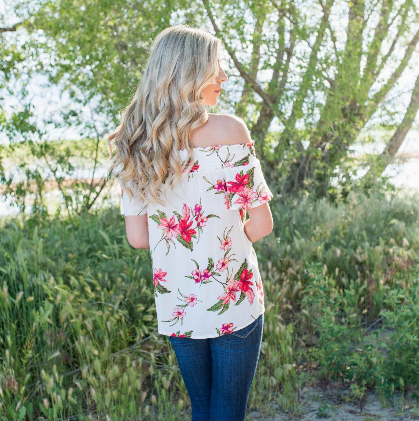 Haut à épaules dénudées et imprimé floral smocké