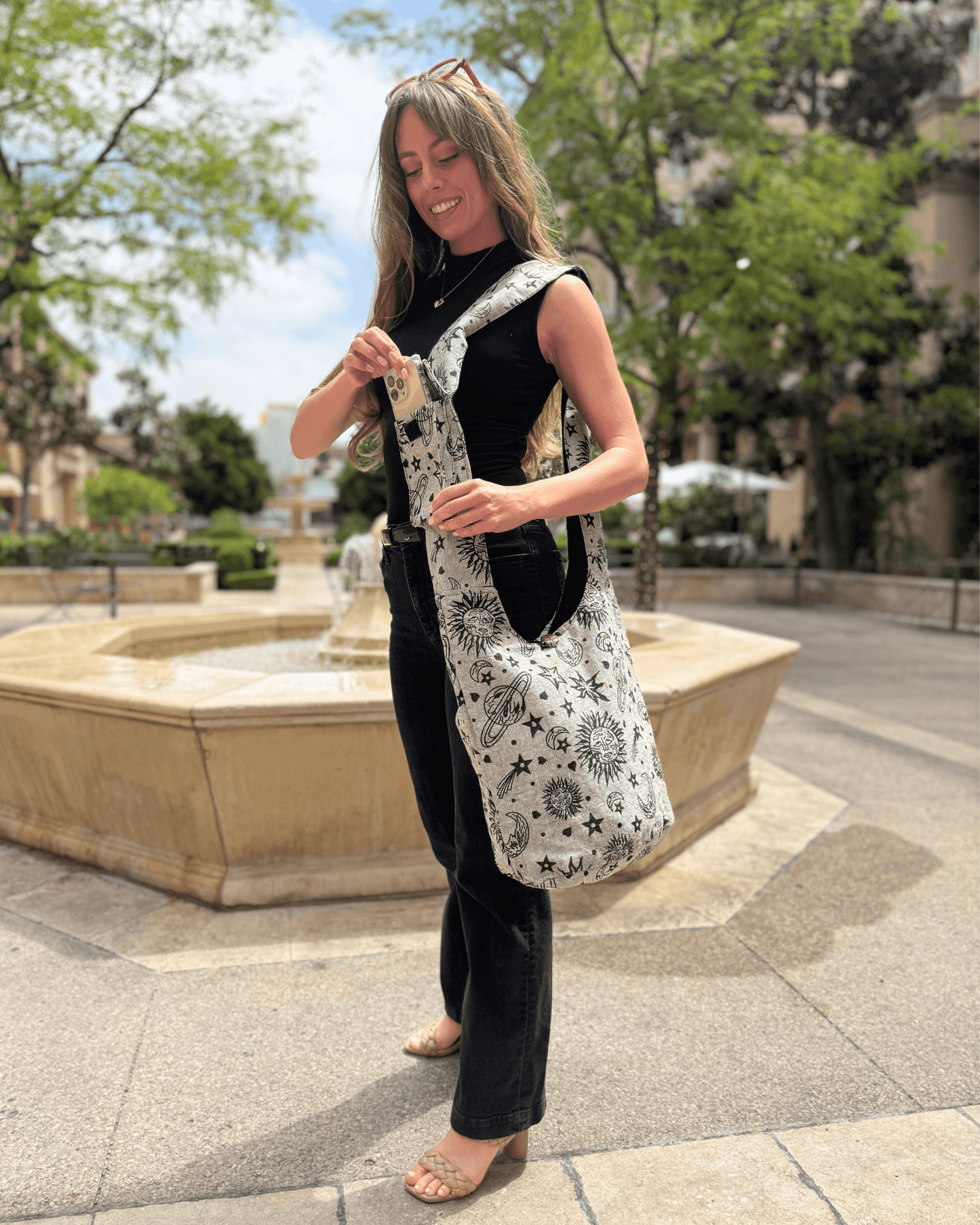 Bolso hobo con estampado celestial de la colección Kathmandu
