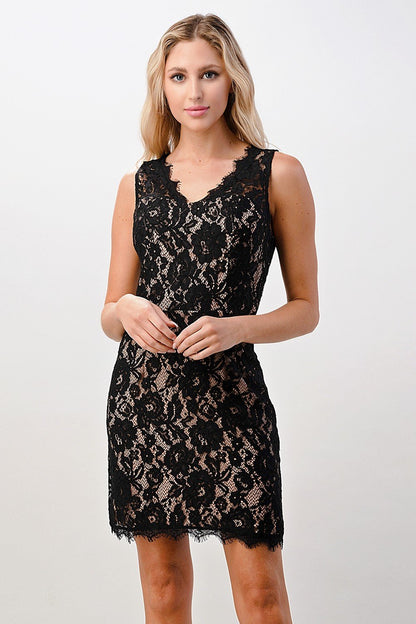 Vestido sin mangas con encaje superpuesto y bordes festoneados