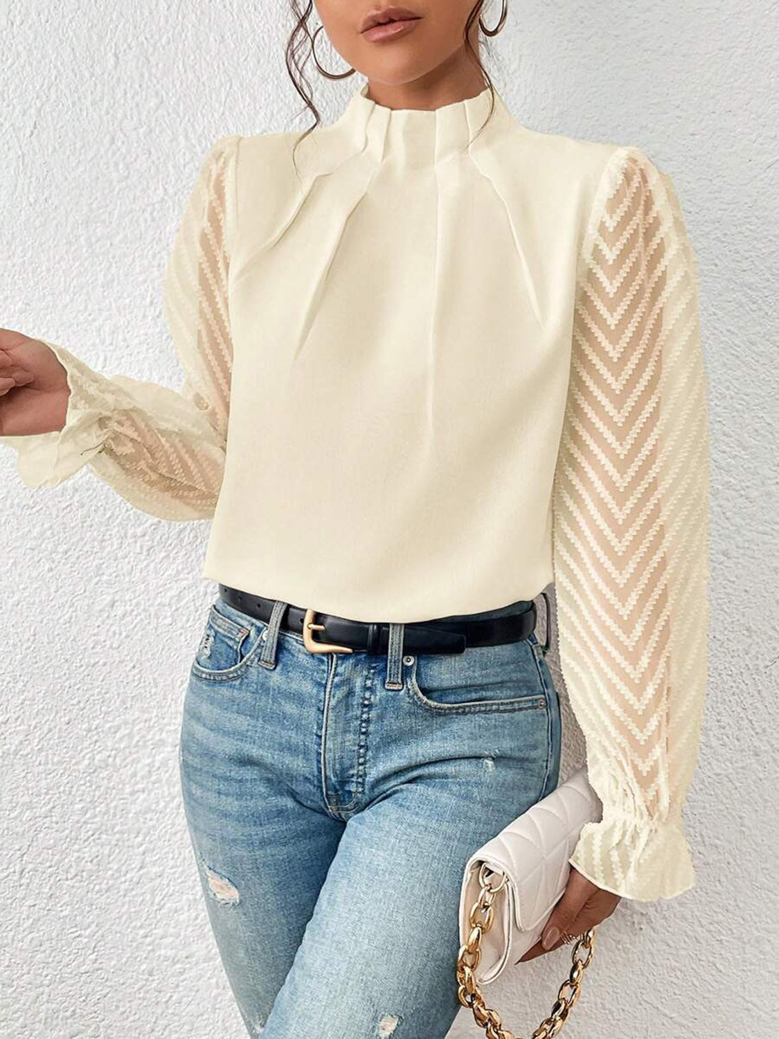 Blusa con cuello alto y mangas con volantes