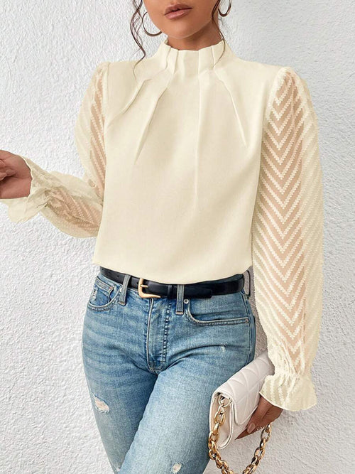 Blusa con cuello alto y mangas con volantes