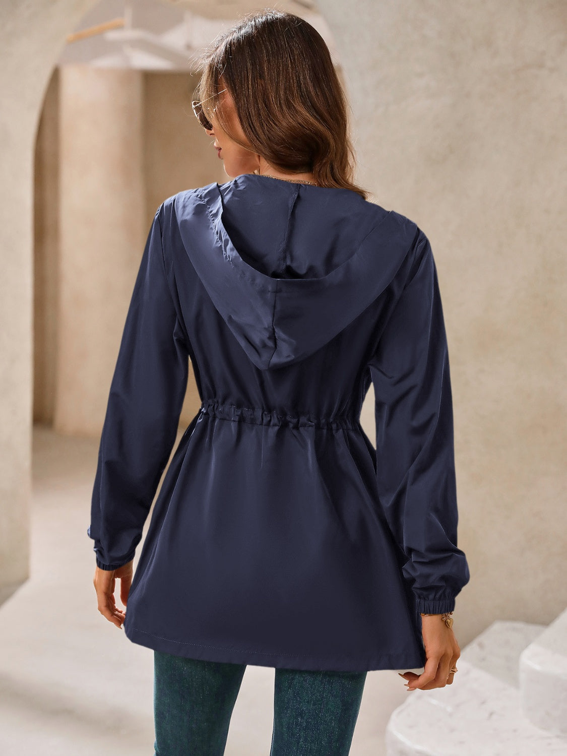 Chaqueta cortavientos impermeable de manga larga con capucha para exteriores de Ivy Lane