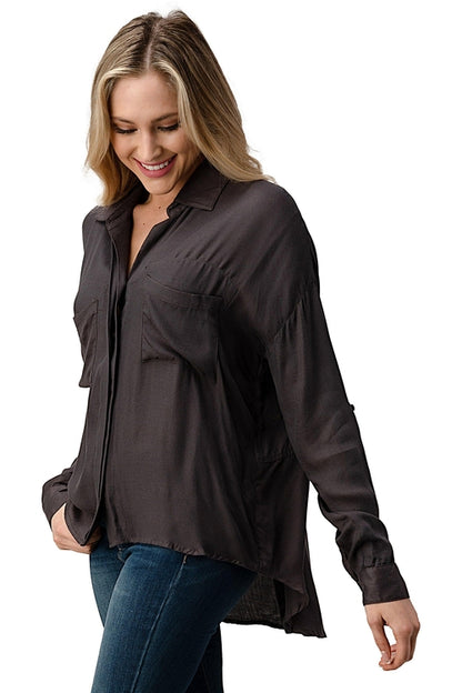 Camisa oversize con botones y bolsillos delanteros