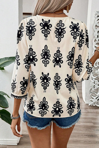 Blusa beige vintage con estampado geométrico, mangas 3/4 y cuello en V