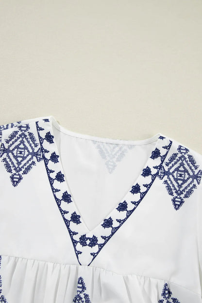 Blusa estampada con cuello en V y mangas tres cuartos