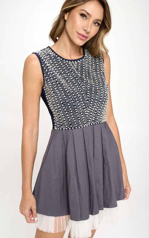 Vestido con falda de tul y corpiño adornado: elegancia contundente