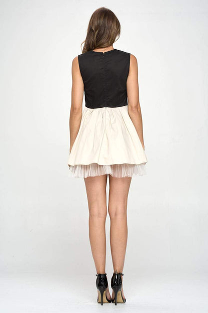 Vestido con falda de tul y corpiño adornado: elegancia contundente