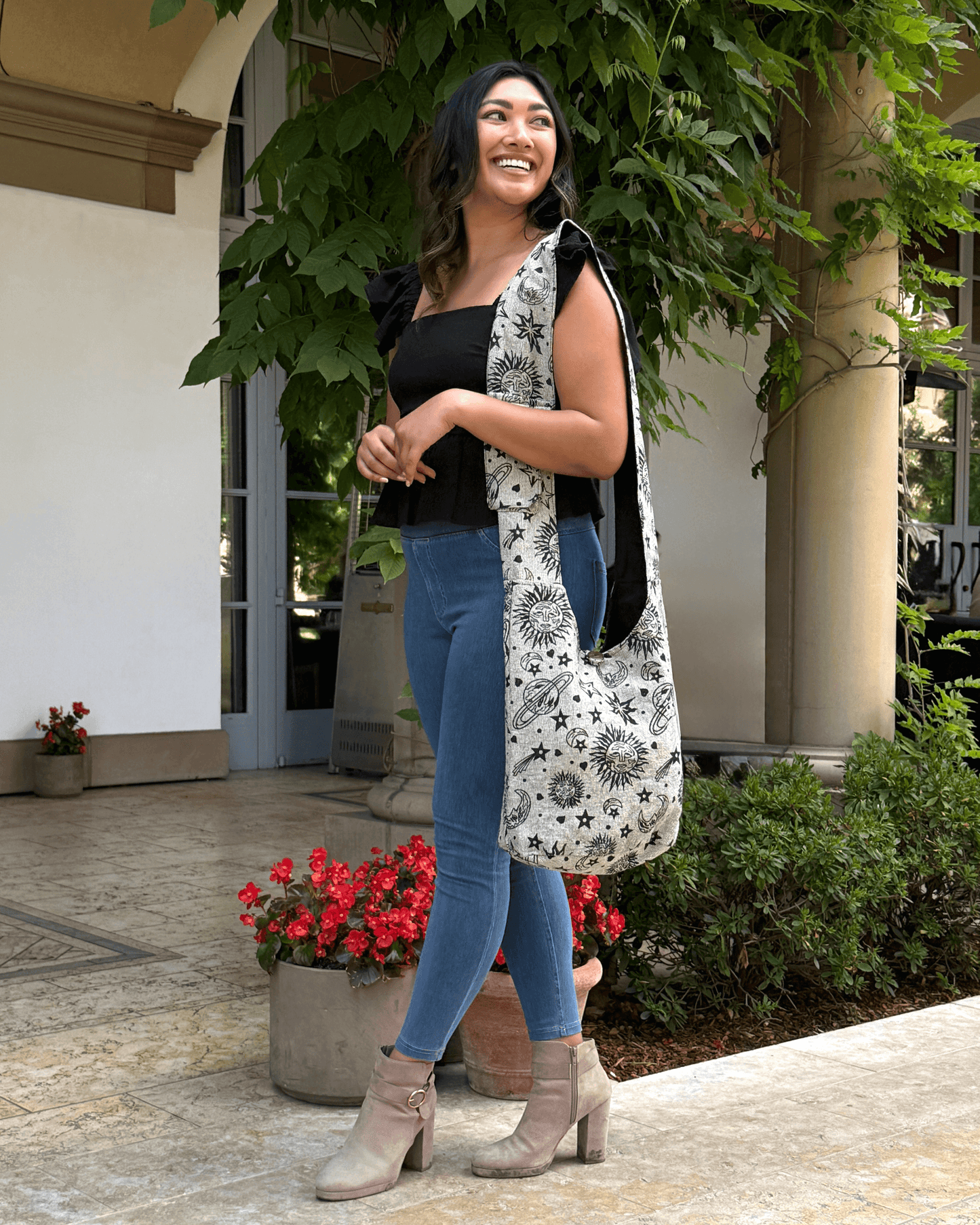 Bolso hobo con estampado celestial de la colección Kathmandu