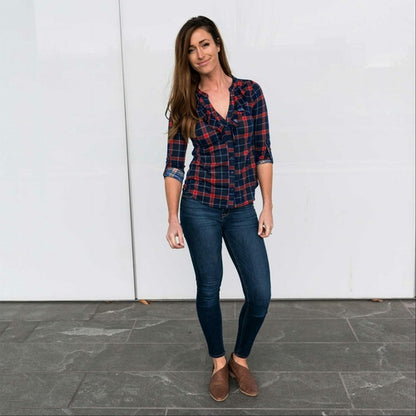 Blusa a cuadros con volantes en la parte delantera