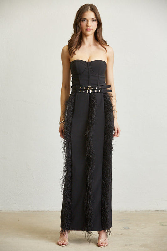 Vestido con corsé de plumas y hebillas