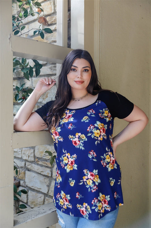 Top con estampado floral y bloques de color negro acanalados