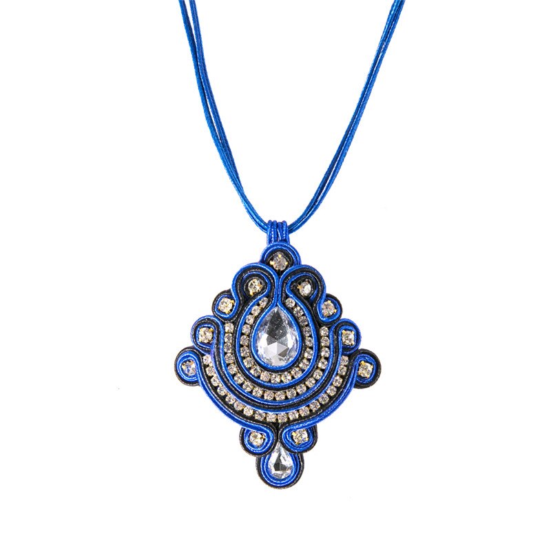 Collar de soutache hecho a mano