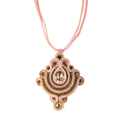 Collar de soutache hecho a mano