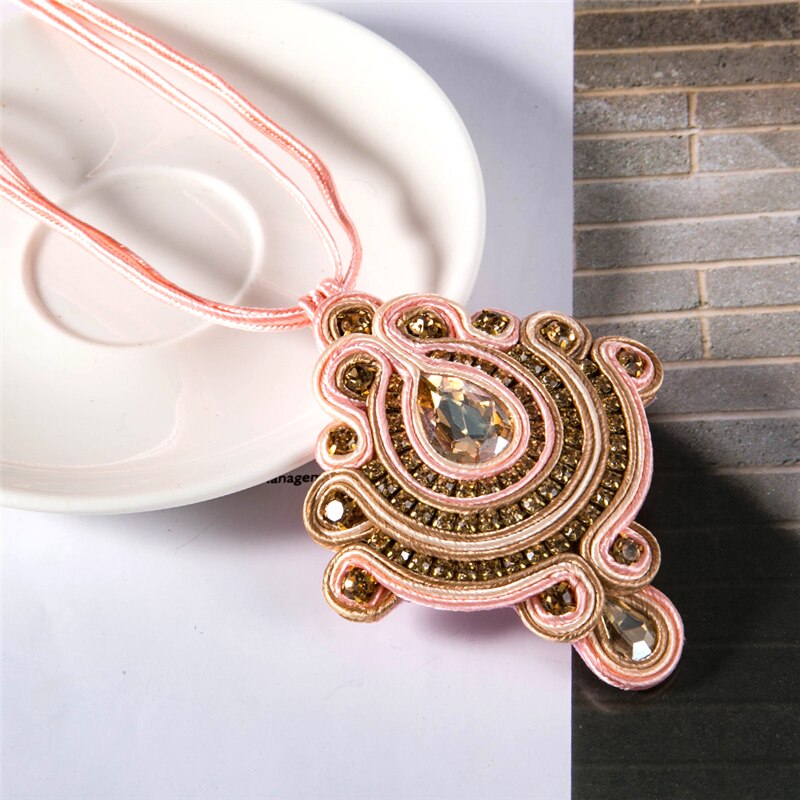 Collar de soutache hecho a mano