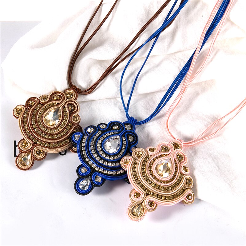 Collar de soutache hecho a mano