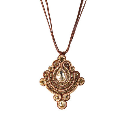 Collar de soutache hecho a mano